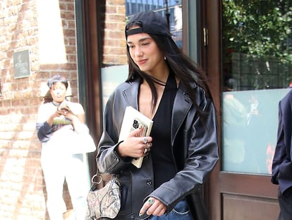 La cantante Dua Lipa, el 28 de septiembre de 2022, a su salida del hotel Soho en Nueva York (Estados Unidos) con un libro en la mano.