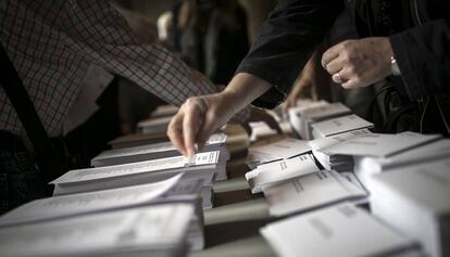 Paperetes en un col&middot;legi electoral, a les eleccions del 2015.