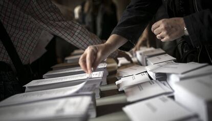 Paperetes en un col·legi electoral, a les eleccions del 2015.
