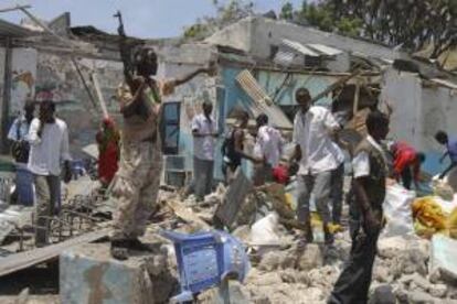 Miembros de las fuerzas de seguridad somalíes hacen guardia en el lugar de un atentado registrado en Mogadiscio, Somalia, el pasado 18 de marzo. EFE/Archivo