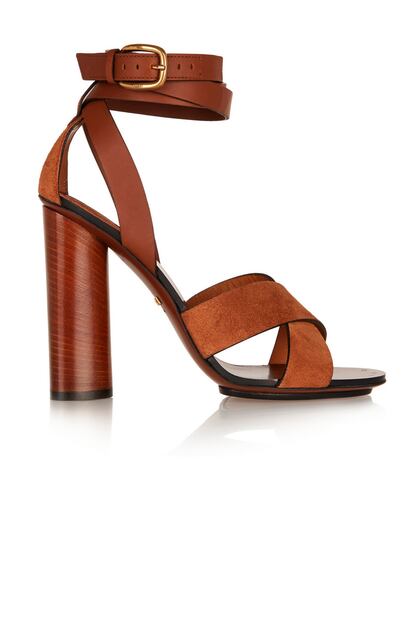 Gucci apuesta por el taconazo de madera de estas sandalias de ante y piel. Su precio es de 695 euros.