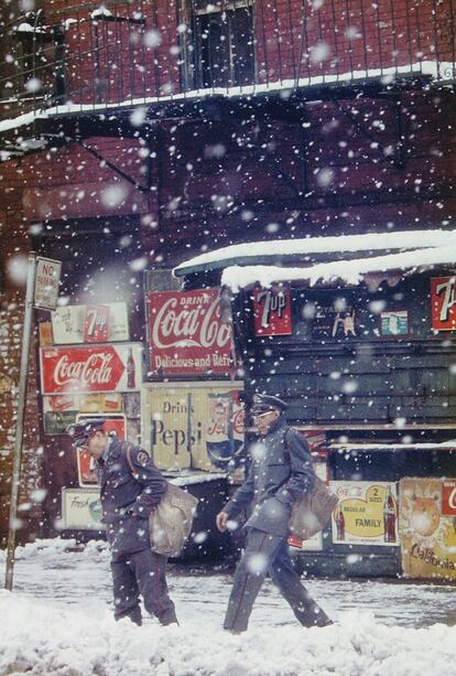 'Postmen', 1952 © Saul Leiter, Cortesía Howard Greenberg Gallery, Nueva York.