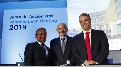 El consejero delegado de Minor, Dillip Rajakarier; el consejero delegado de NH, Ramón Aragonés, y el presidente del Consejo de Administración de NH, Alfredo Fernández Agrás.