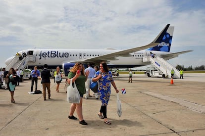 Pasajeros desembarcan del avión una vez en el Aeropuerto Internacional Abel Santamaría, en Santa Clara (Cuba). 
