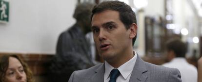 El líder de Ciudadanos, Albert Rivera, conversa con los periodista en los pasillos del Congreso, durante la sesión de control al Gobierno.