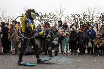 Un home disfressat participa a la desfilada de carnestoltes al centre històric de Lucerna (Suïssa).