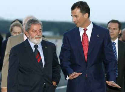 El príncipe Felipe habla con el presidente de Brasil, Luiz Inàzio Lula da Silva, anoche en el aeropuerto de Torrejón.