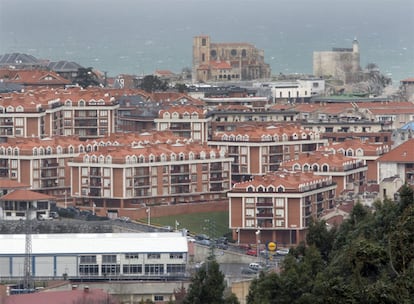 El desarrollo urbanístico de los últimos 15 años ha sido espectacular. La construcción en 1992 de la autovía que comunica Santander y Bilbao llevó a miles de vascos al municipio cántabro.