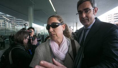 Gemma Montull junto a su abogado Jorge Navarro salen de los juzgados tras su declaración.