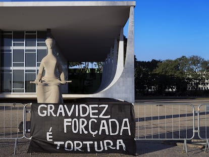 Faixa de protesto a favor do aborto legal em frente ao Supremo Tribunal Federal, em Brasília.