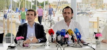 El portavoz de campa&ntilde;a del Partido Popular, Pablo Casado, y el candidato a la presidencia del Govern, Jos&eacute; Ram&oacute;n Bauz&aacute;. 