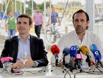 El portavoz de campa&ntilde;a del Partido Popular, Pablo Casado, y el candidato a la presidencia del Govern, Jos&eacute; Ram&oacute;n Bauz&aacute;. 