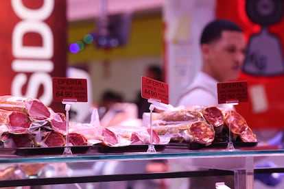 Precios del embutido en una charcutería del mercado de Ventas, este lunes. 