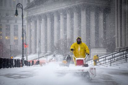 Un grupo de hombres trabaja retirando la nieve de la Plaza Foley, en Nueva York.