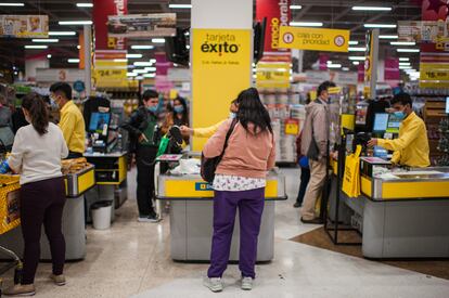 Una mujer paga sus compras en una de las sucursales del supermercado Éxito, en marzo de 2022, en Bogotá (Colombia).