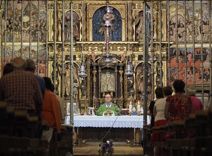 Misa de la novena de las fiestas patronales en Conforto, con la talla de la polémica presidiendo la ceremonia.