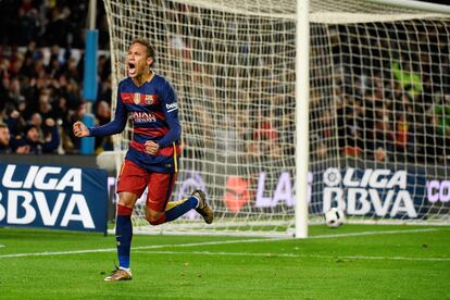 Neymar celebra su cuarto gol durante los octavos de final de la Copa del Rey contra el Espanyol el 6 de enero de 2016, en el Camp Nou.