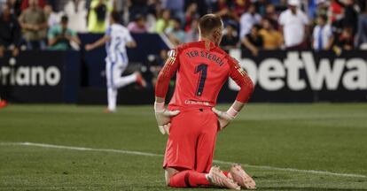 En-Nesyri celebra su gol ante la impotencia de Ter Stegen.