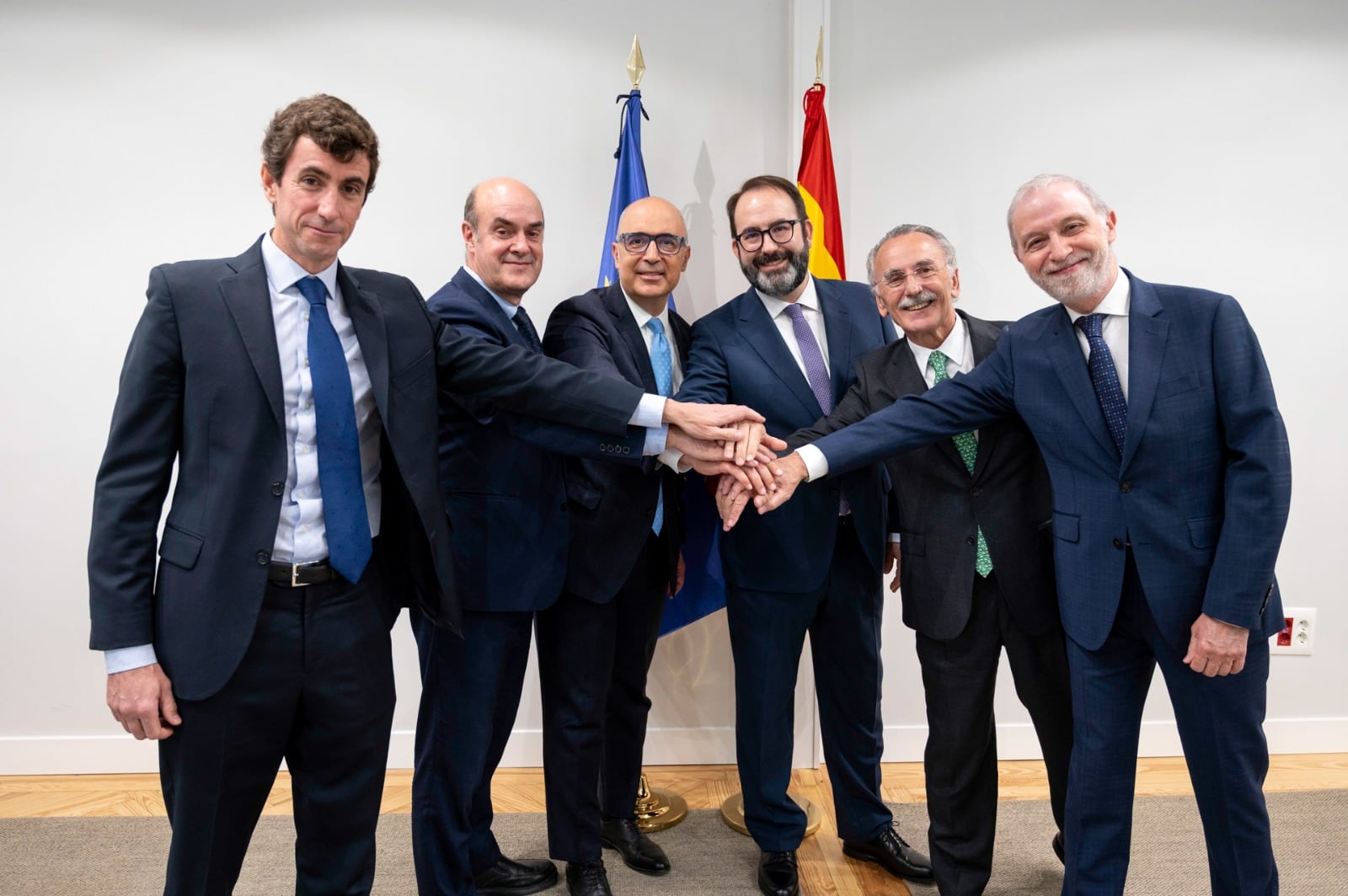 Los representantes de las empresas aeronáuticas españolas especializadas en defensa, este jueves tras la firma del acuerdo de colaboración en la sede del TEDAE, Madrid.