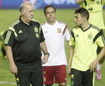 Munir conversa con Del Bosque en un entrenamiento de la selección.
