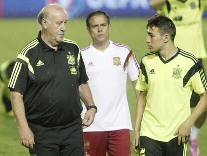 Munir conversa con Del Bosque en un entrenamiento de la selección.