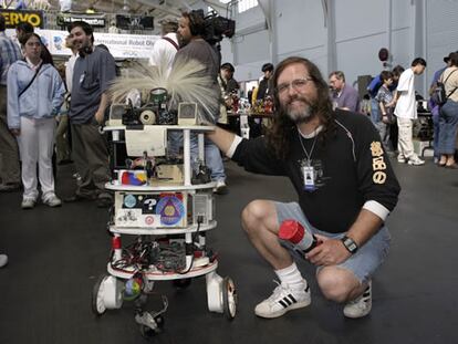 Un orgulloso luchador muestra su robot teledirigido, con el que participó en unos juegos olímpicos para este tipo de artiligios.