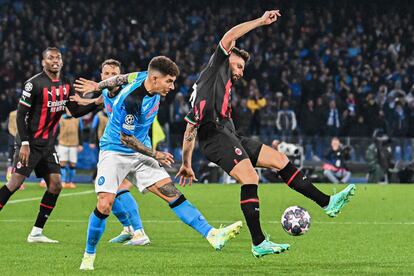 Di Lorenzo y Olivier Giroud luchan por el balón durante el partido de este martes.