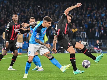 Di Lorenzo y Olivier Giroud luchan por el balón durante el partido de este martes.