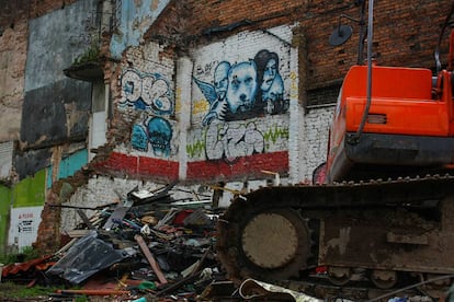 Momento de la demolición de los antiguos edificios del que será el primer distrito creativo de Colombia.