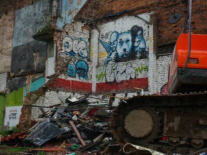 Momento de la demolición de los antiguos edificios del que será el primer distrito creativo de Colombia.
