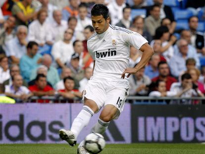 Garay controla el balón durante un partido en el Bernabéu.