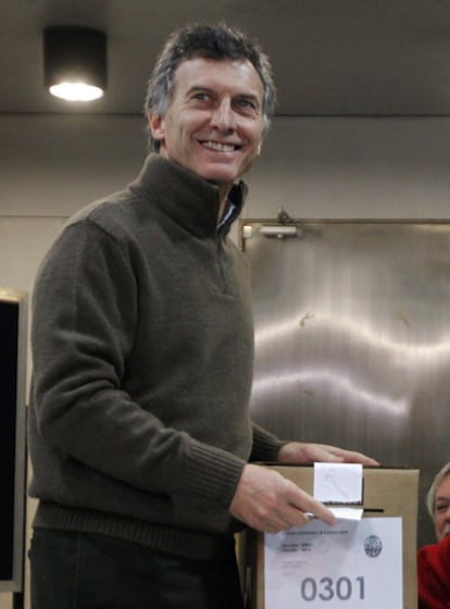 Mauricio Macri, el actual intendente (alcalde) de Buenos Aires Capital Federal, vota en un colegio electoral.