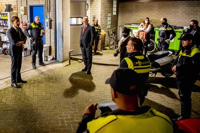 El primer ministro en funciones, Mark Rutte, se dirige a los miembros de una comisaría de policía en Rotterdam, este jueves.