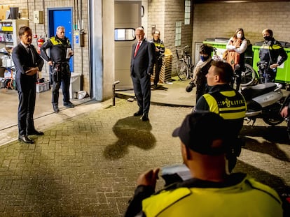 El primer ministro en funciones, Mark Rutte, se dirige a los miembros de una comisaría de policía en Rotterdam, este jueves.