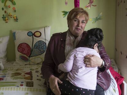 Justi Carretero, el pasado marzo con su hija de acogida, en su domicilio en Guadalajara.