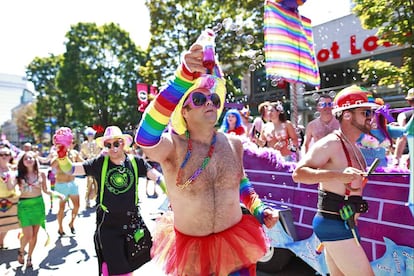 El desfile del Orgullo de Vancouver alcanzó en 2017 los 650.000 participantes. Y 2018 se presenta igual de emocionante. Será el domingo 5 de agosto, como colorido colofón a una semana de actividades, oficiales y no. Entre las primeras figuran el East Side Pride, que es un evento familiar en Grandview Park; un pícnic en Stanley Park o un desayuno en memoria de Terry Wallace, uno de los fundadores de la Sociedad del Orgullo de la ciudad canadiense. Este año se ha cancelado la fiesta en Davie Street, por ser excesivamente costosa. Entre las no oficiales hay cruceros, cabaret, varias barbacoas o bailes. El gran desfile termina con más de 100.000 personas disfrutando de una fiesta gigante con música en directo frente al mar, en Sunset Beach. Más información: <a href="http://www.vancouverpride.ca/" target="_blank">vancouverpride.ca</a>