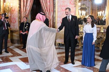 Los Reyes saludan al embajador de Arabia Saudí durante la tradicional recepción al cuerpo diplomático acreditado en España.