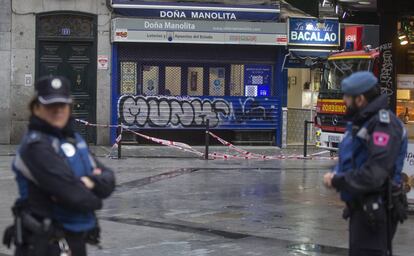 Agentes de policía frente a la administración, este sábado.