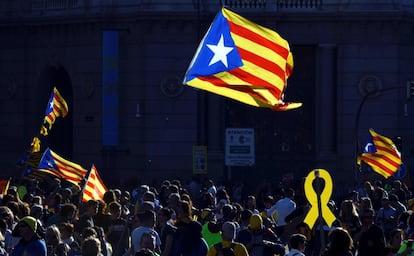 Els manifestants porten banderes estelades i un llaç groc durant la marxa independentista pels carrers de la capital aquest dissabte.