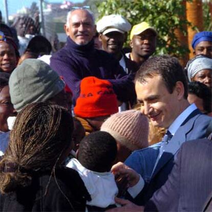 Zapatero saluda a inmigrantes del Centro de Estancia Temporal de Melilla.