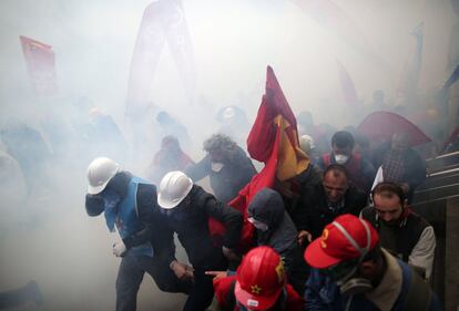 Estambul, Turquía. La manifestación convocada en la capital turca ha acabado en batalla campal con la policía, que ha impedido a los asistentes entrar en la plaza Taksim, símbolo de las protestas contra el primer ministro Erdogan. Al menos 139 personas han sido arrestadas y otras 58 han resultado heridas.