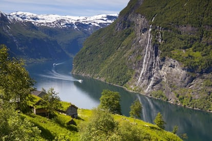 Contemplar la cascada de las Siete Hermanas, uno de cuyos siete brazos cae 250 metros hasta el agua, desde un crucero o un kayak es un clásico del fiordo de Geiranger, al noroeste de Noruega. Visitar las granjas abandonadas de Skagefla o Knivsfla, en vertiginosas repisas asomadas al precipicio, ayuda a comprender por qué este entorno es patrimonio mundial desde 2005. <a href="https://www.fjordnorway.com/" target="_blank">fjordnorway.com</a>