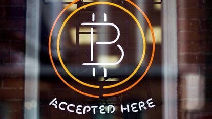 "Se acepta el pago con bitcoin" en un escaparate de Toronto.