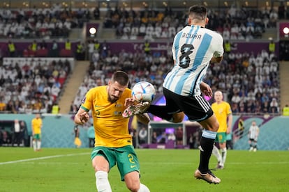 Marcos Acuña despeja el balón frente a Milos Degenek. 