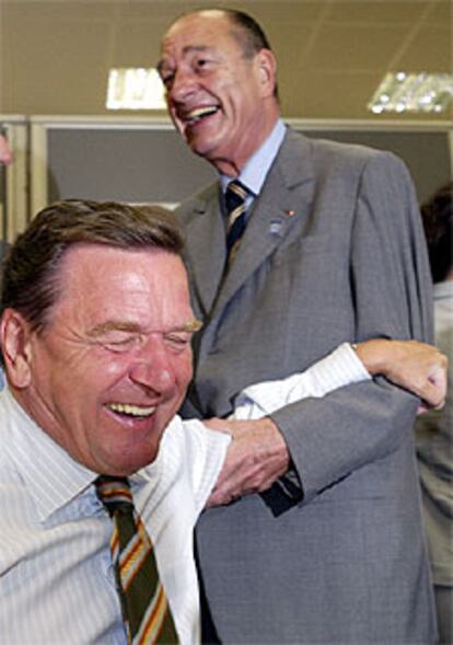 Schröder y Chirac bromean en la cumbre europea de junio pasado.
/ REUTERS