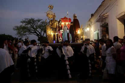 Jóvenes sostienen una estatua de la Virgen durante una procesión en Santa Cruz de Mompox (Colombia). 
