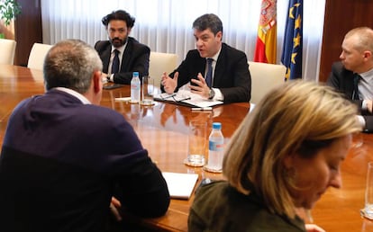 El ministro de Energía Álvaro Nadal, con representantes del congreso de los diputados en enero