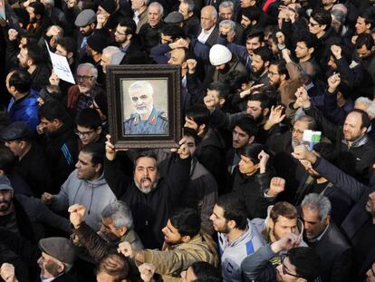 Una multitud muestra su duelo por la muerte del general iraní Soleimani.