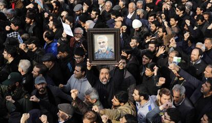 Una multitud muestra su duelo por la muerte del general iraní Soleimani.