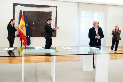 Gobierno y sindicatos firman el Acuerdo Social en Defensa del Empleo, en La Moncloa.